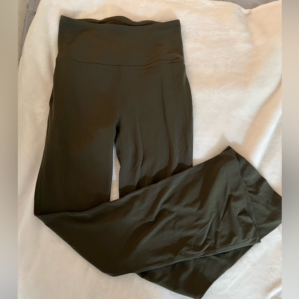 Women’s Lululemon Flare Pants Size 6!